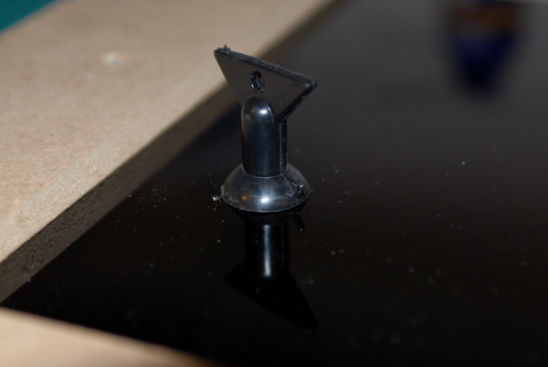 The suction cup to easily lift the plate without cutting your fingers