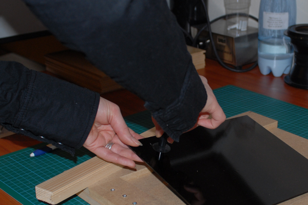 Lifting up the glass with the suction cup