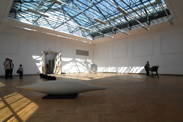 This would be make for a brilliant (but warm) daylight studio...drool....