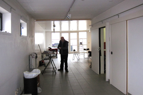 Galerie Zebra - a view into the exhibition space with the daylight studio at the back