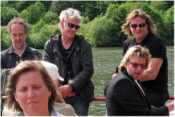 Coen swinging the hell out of his piano, the rest enjoying the hell out of it ;-)